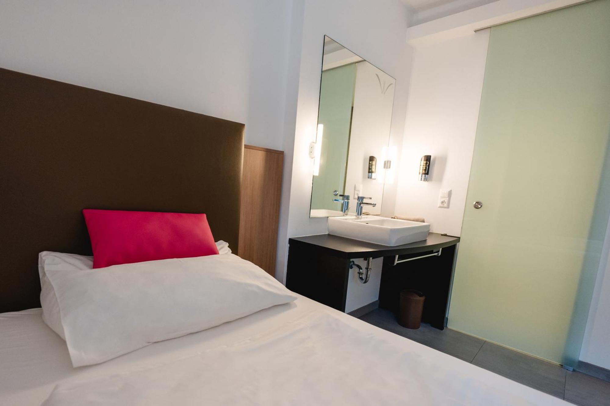 4U Hotel Men Only Hohenthurn Exteriör bild